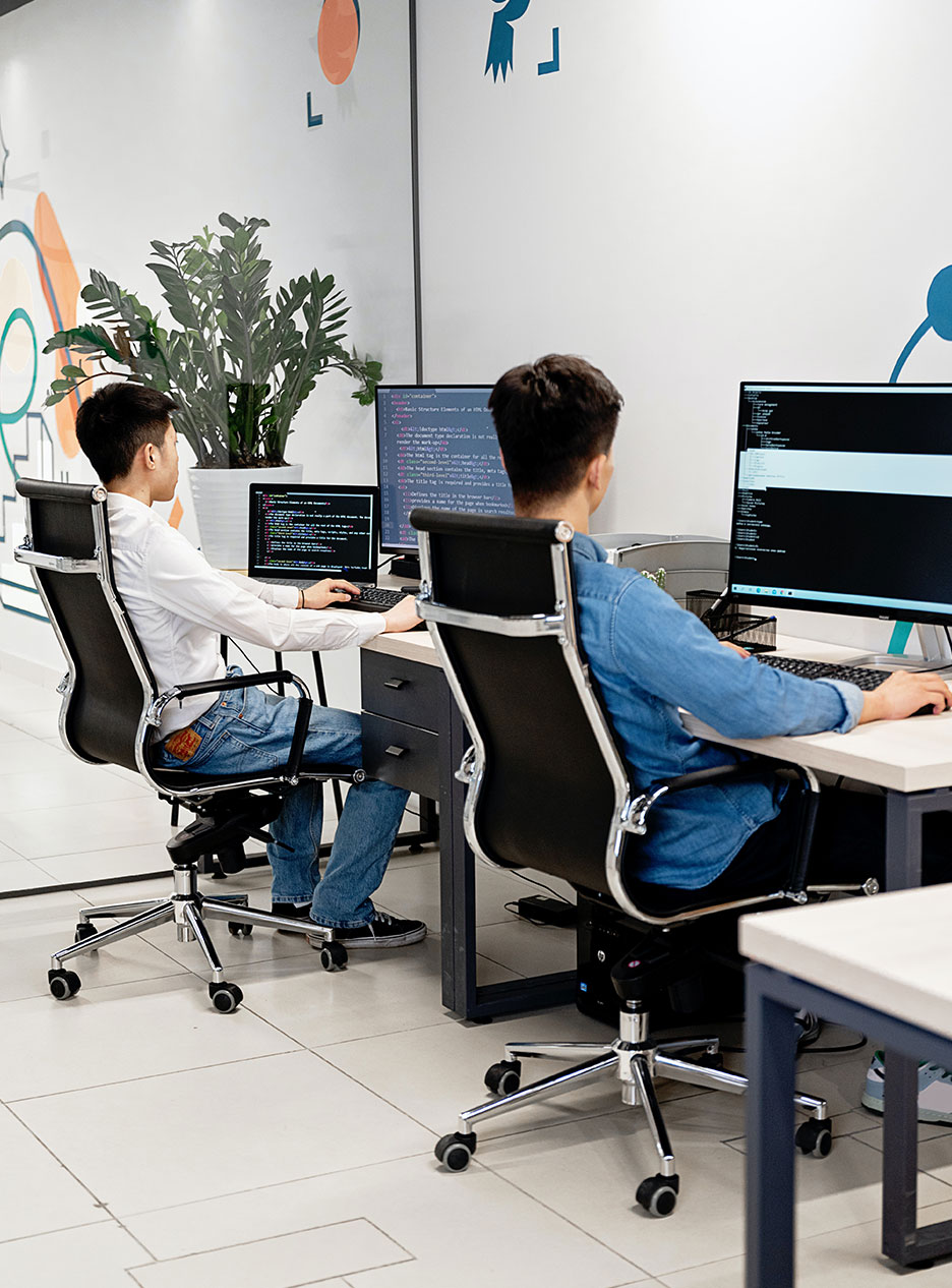 Programmers at Work Equipo de desarrolladores trabajando en los productos digitales de AACOSTA